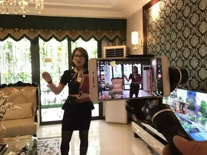 蜜臀直播用户评价头像展示图